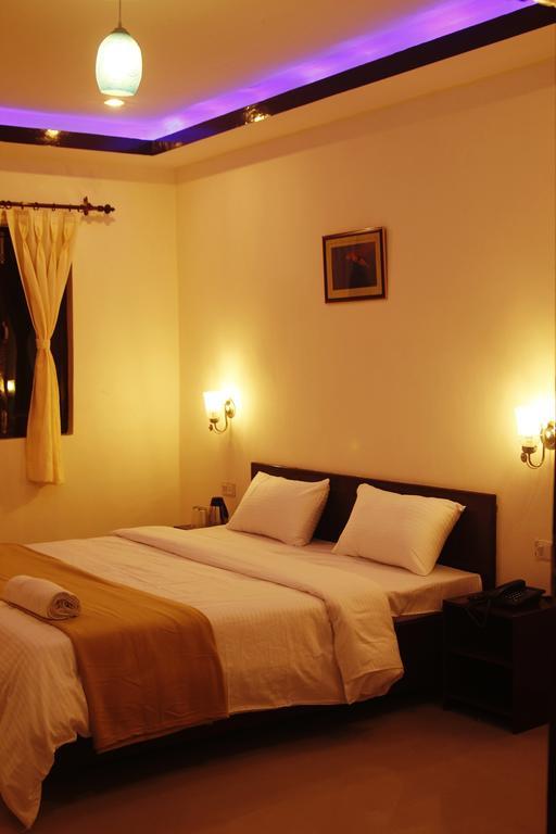 Hotel Hill Palace Kausani Ngoại thất bức ảnh